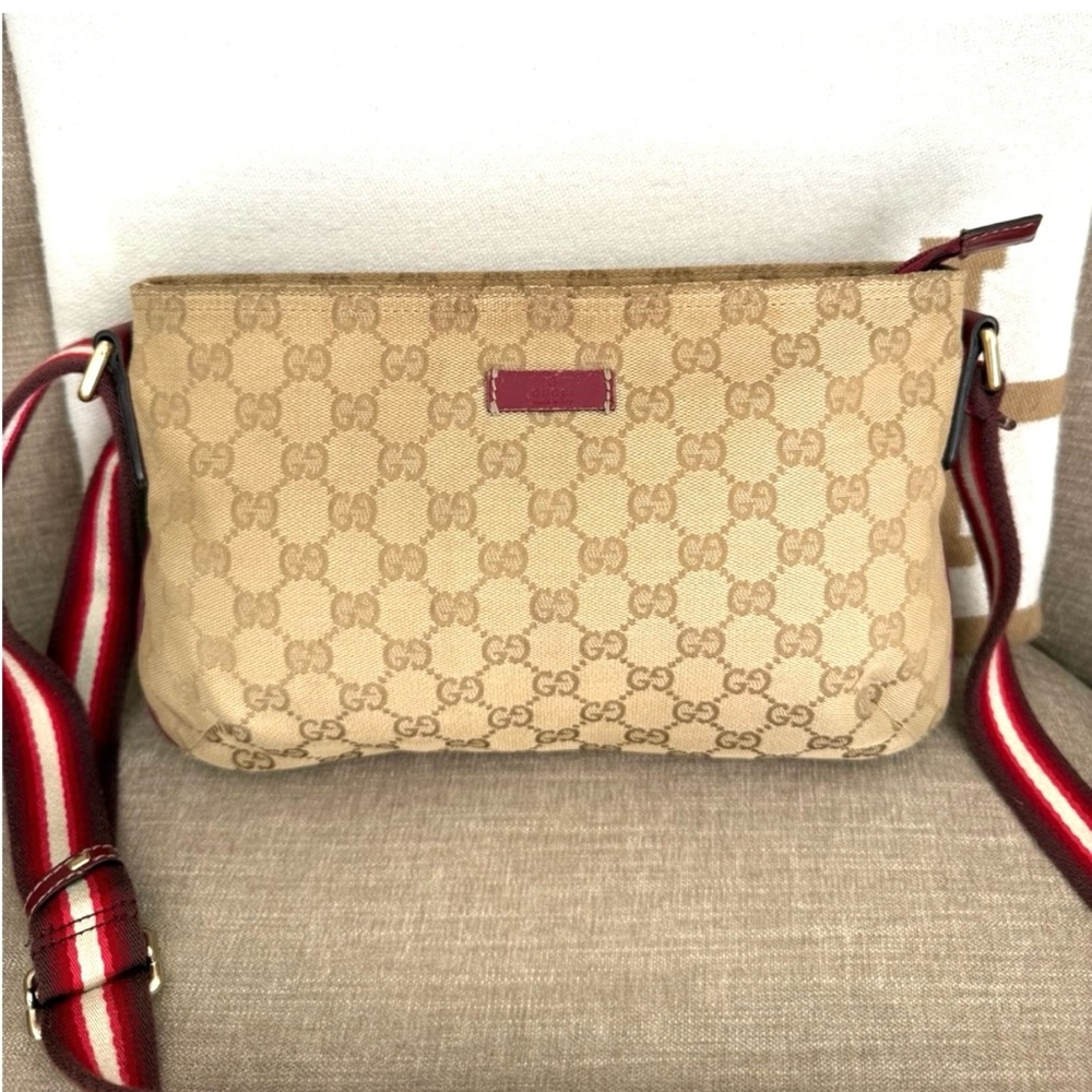Authentic Gucci brown monogram crossbody bag - Picture 2 of 15